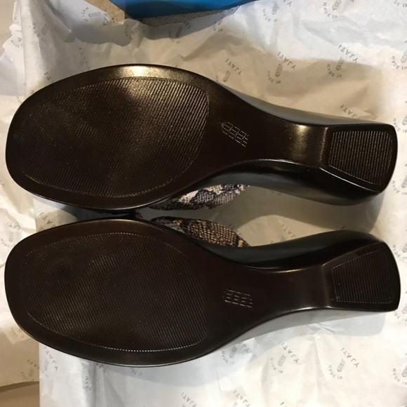 NEW Italian Shoemakers Women's Snakeskin Wedge Sandals Slip On Size 6 Beige - Picture 3 of 8